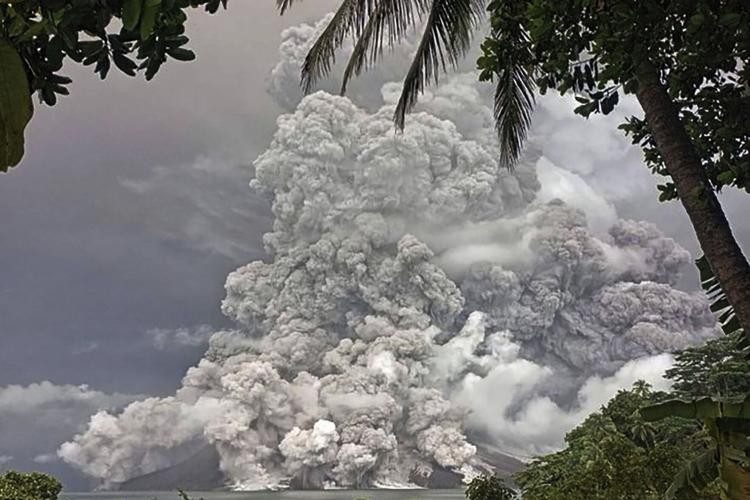 ইন্দোনেশিয়ায় অগ্ন্যুৎপাতে ছয় বিমানবন্দর বন্ধ